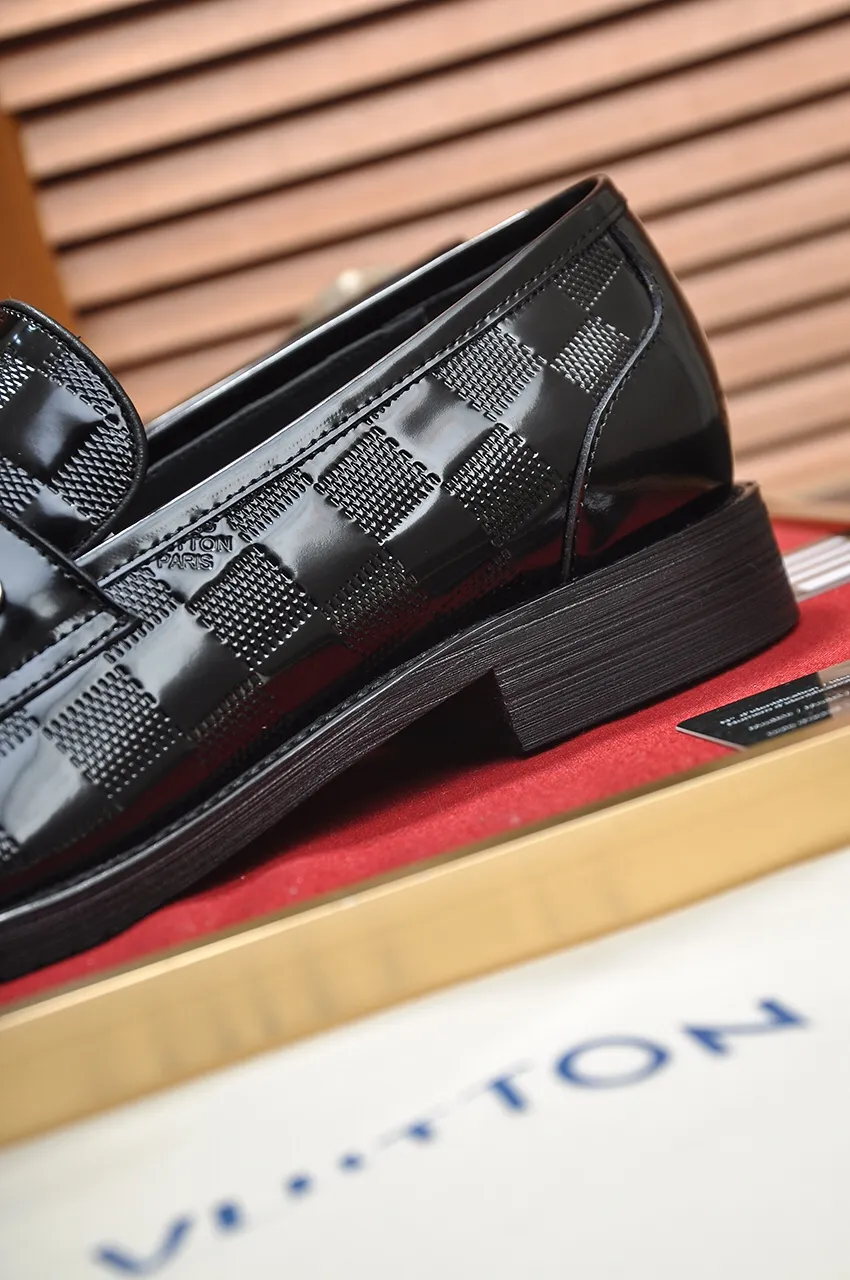 Men's men's shoes 💰520💶 [LV] (original single cowhide lining) 🍀LV's latest genuine leather business suit shoes are launched simultaneously on the official website. The first-layer cowhide imported from Italy is made of heavy gold, 💥official website 1:1 rubber outsole. Versatile to wear, high-end without losing class, and the color combination is extraordinary. This four-season style is alluring when worn on your feet, showing off your big-name flair. Standard code 38-45 (45 customized)